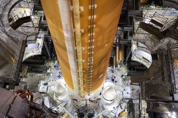 Lo stadio principale del razzo spaziale NASA SLS per la missione Artemis II è stato integrato