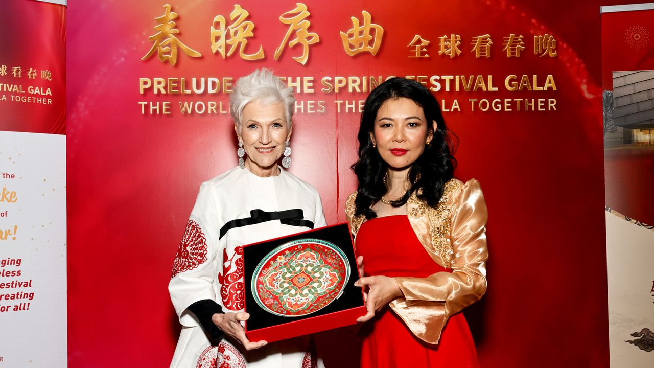 Maye Musk, le sue due carriere parallele in Cina e negli Stati Uniti