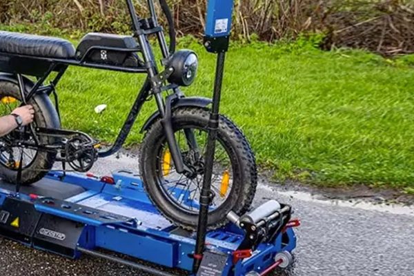 Multa di 6.000 euro ed e-bike truccata sequestrata, la distrugge per non farla finire all'asta