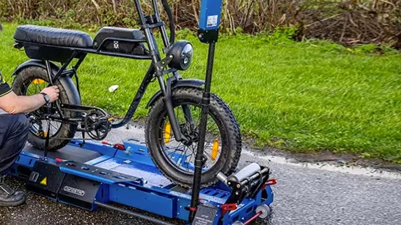 A Milano controlli su e-bike e monopattini: sequestrati 54 veicoli illegali