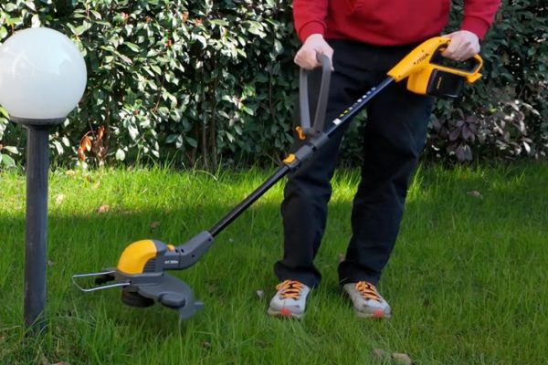 Prova decespugliatore Stiga GT300e, il compagno ideale per un robot tagliaerba