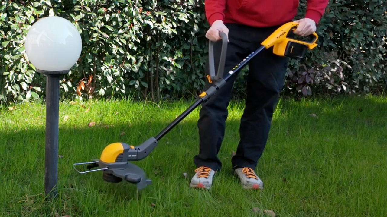 Prova decespugliatore Stiga GT300e, il compagno ideale per un robot tagliaerba