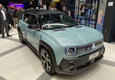 Renault 4 Electric arriva in Italia: anteprima prezzi e versioni