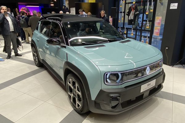 Renault 4 Electric arriva in Italia: anteprima prezzi e versioni