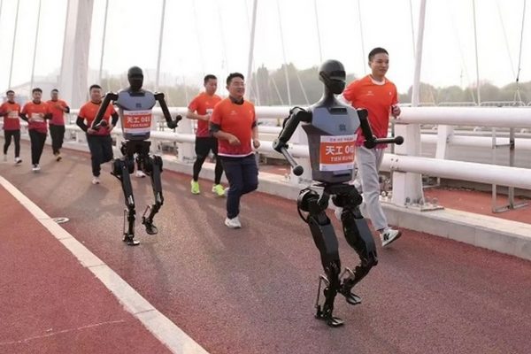 Robot umanoidi e esseri umani correranno insieme la mezza maratona di Pechino ad aprile