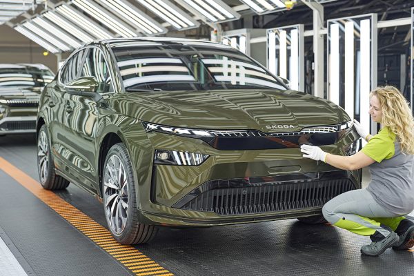 Skoda inizia la produzione della nuova Enyaq, nuovo design ma stesso powertrain elettrico