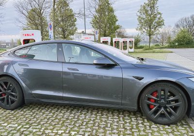 Tesla Model S Plaid: la potenza con il controllo