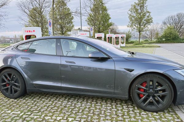 Tesla Model S Plaid: la potenza con il controllo