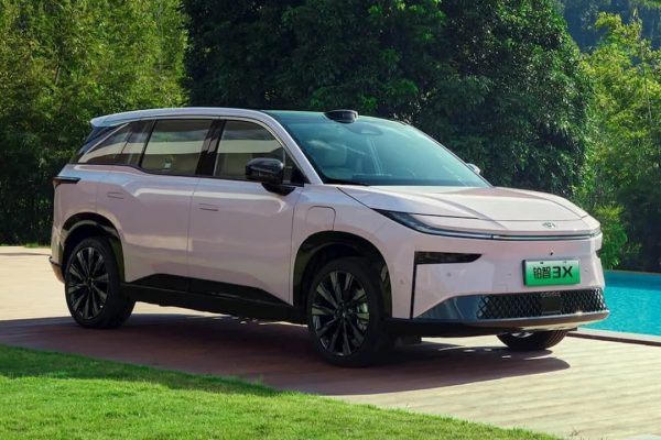 Toyota bZ3X conquista la Cina: 10.000 ordini in un'ora per il SUV elettrico da 13.000 euro