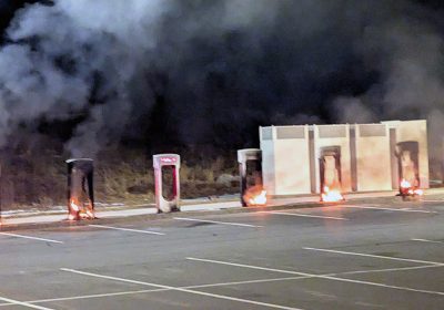 Tragedia sfiorata nelle proteste contro Tesla: un uomo si è dato fuoco accidentalmente