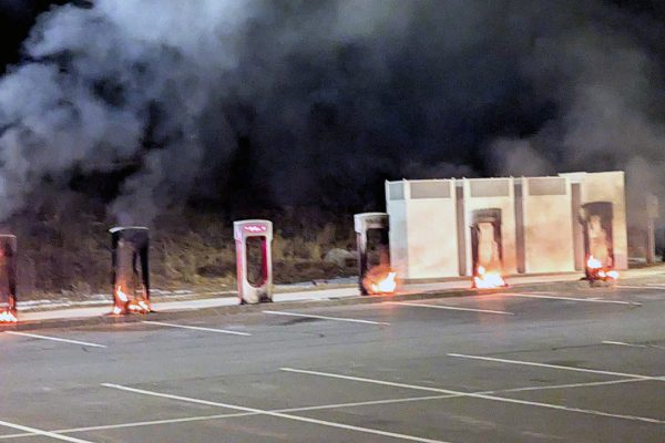 Tragedia sfiorata nelle proteste contro Tesla: un uomo si è dato fuoco accidentalmente