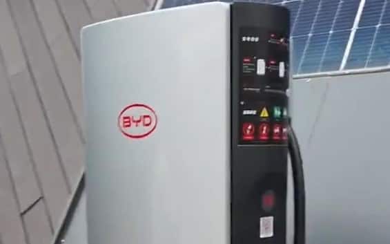 Ricaricare l’auto elettrica in 5 minuti, il caso Byd