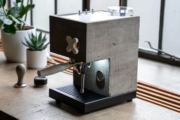 La macchina da caffè realizzata in cemento