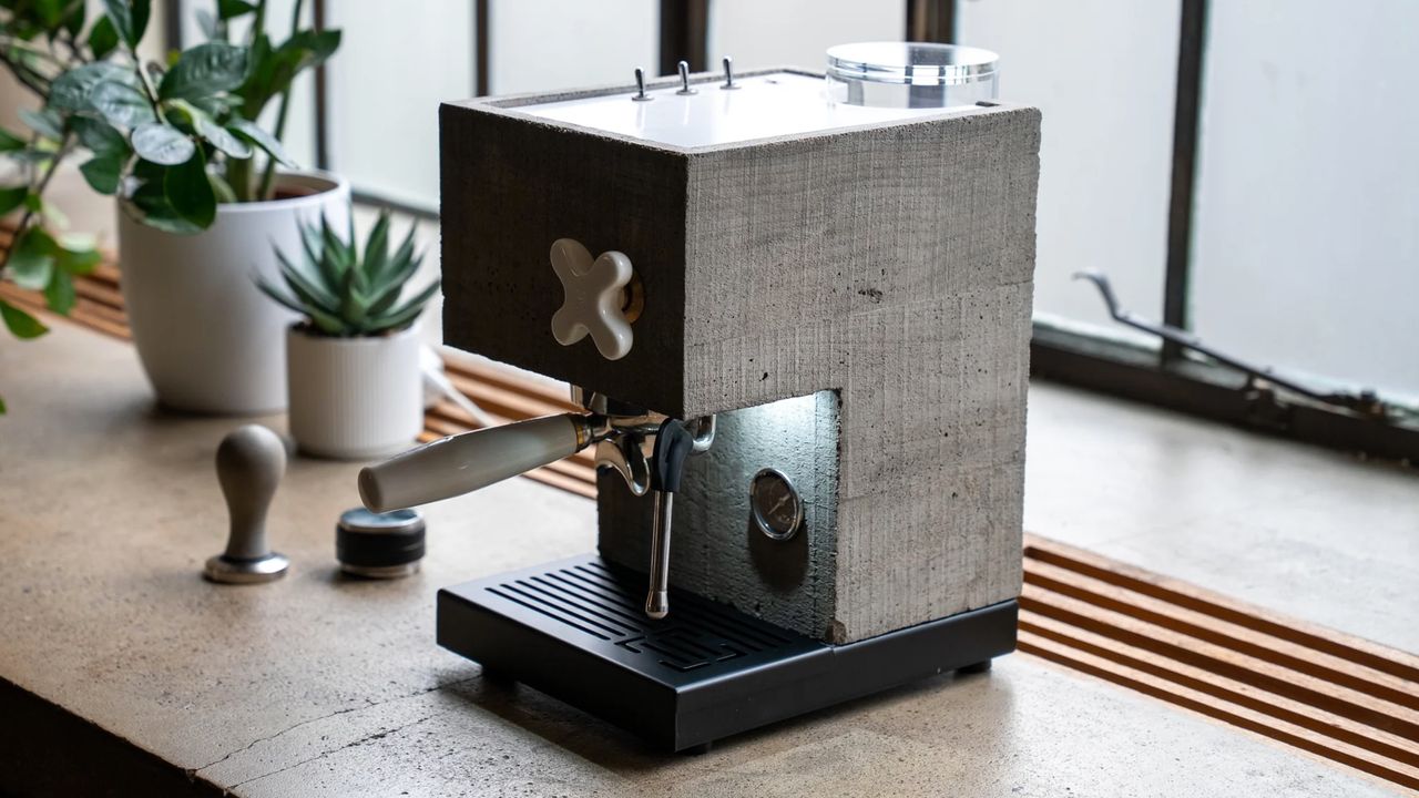 La macchina da caffè realizzata in cemento