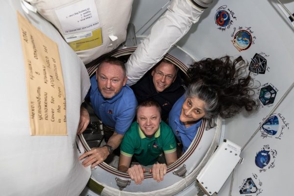 Gli astronauti bloccati nello spazio per nove mesi stanno tornando sulla Terra