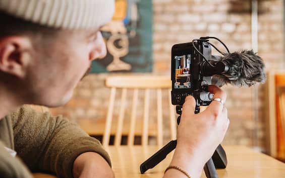 PowerShot V1 e EOS R50 V: impressioni, caratteristiche, prezzi delle camere per content creator