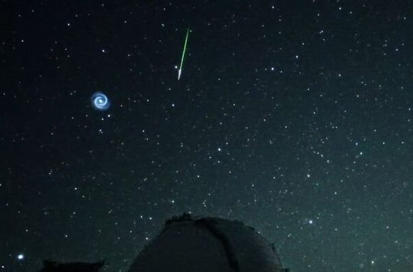Spirale nel cielo avvistata nel cielo notturno di mezza Europa, la spiegazione del fenomeno
