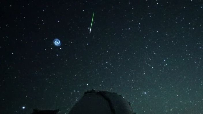 Spirale nel cielo avvistata nel cielo notturno di mezza Europa, la spiegazione del fenomeno