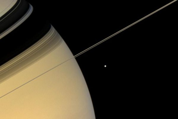 Saturno, le 128 nuove lune scoperte dagli astronomi