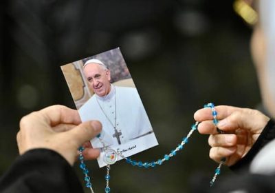 Rosario e app per pregare, crescono ricerche tra i Google Trends