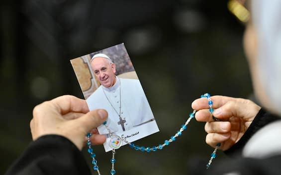 Rosario e app per pregare, crescono ricerche tra i Google Trends