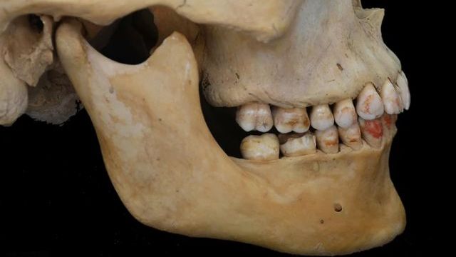 Principessa rossa, il misterioso scheletro con i denti tinti è una scoperta scientifica unica
