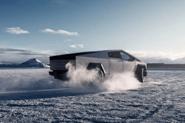 Cybertruck ancora richiamato, questa volta per un pannello che si stacca