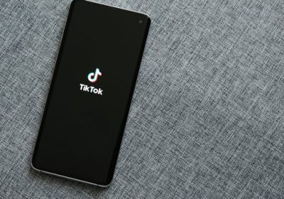 Su TikTok arrivano le “note a piè di pagina” sui video: cosa sono e come funzionano