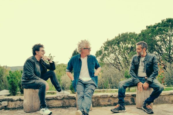 Un Passo alla Volta con Fabi, Silvestri e Gazzè è un’esplosione di emozioni