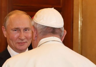 Funerali del papa, ecco perché Putin non rischierebbe nulla se decidesse di partecipare