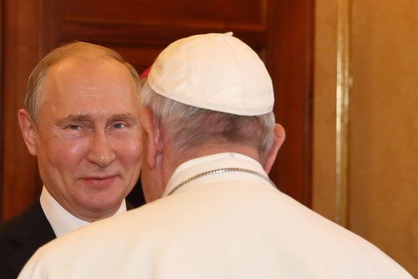 Funerali del papa, ecco perché Putin non rischierebbe nulla se decidesse di partecipare
