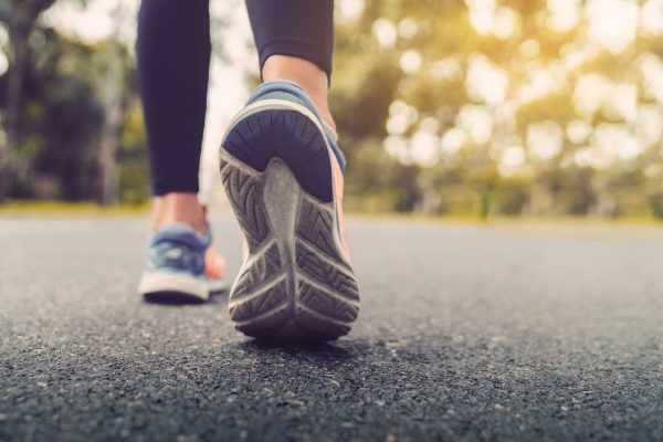 Benefici del camminare veloce, quali sono e come ottenerli al meglio