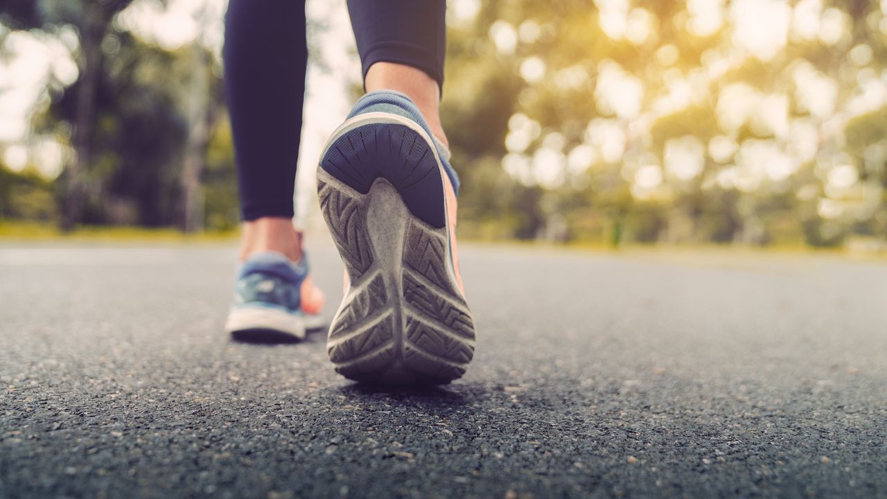 Benefici del camminare veloce, quali sono e come ottenerli al meglio