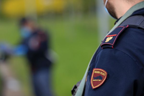 Codice della strada, troppe patenti ritirate e sospese, ma gli incidenti calano di poco. E le prefetture non riescono a gestire il carico