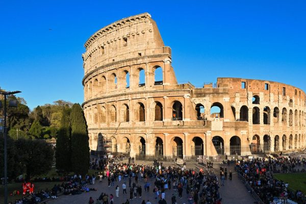 Biglietti Colosseo, maxi-multa da 20 milioni dell’Antitrust. Sette società usavano bot per accaparrarsi i ticket e farli sparire dal mercato