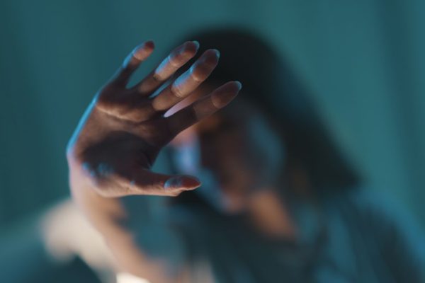 Il gruppo Facebook “Mia moglie”, dove 32mila uomini condividevano immagini intime delle partner, è stato chiuso, ma chi è vittima di queste violenze come si può difendere?