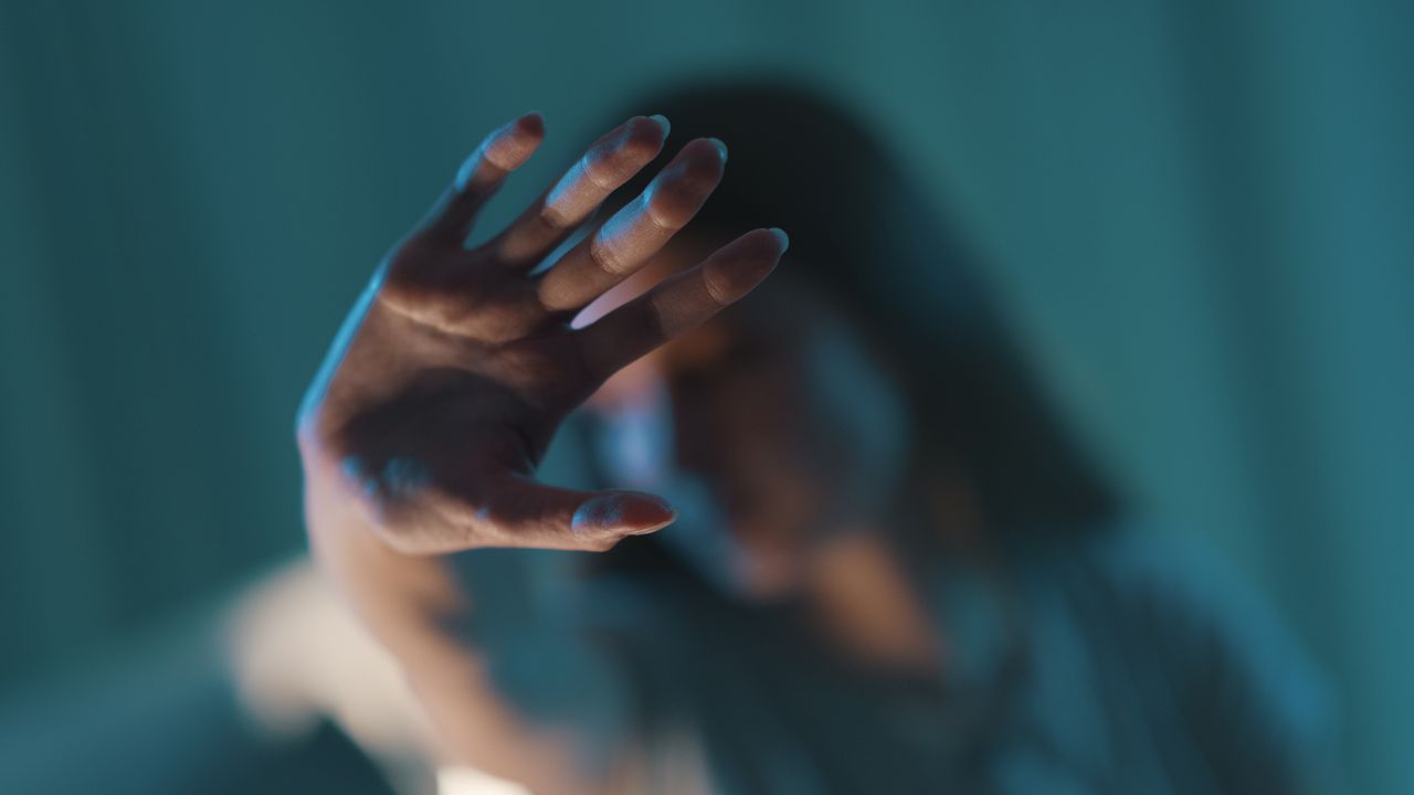 Il gruppo Facebook “Mia moglie”, dove 32mila uomini condividevano immagini intime delle partner, è stato chiuso, ma chi è vittima di queste violenze come si può difendere?