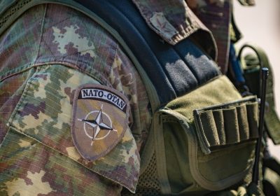 Nato-Palantir, cosa sappiamo dell’accordo per adottare il sistema americano di AI per le operazioni militari