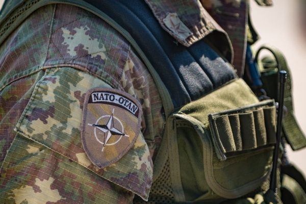 Nato-Palantir, cosa sappiamo dell’accordo per adottare il sistema americano di AI per le operazioni militari