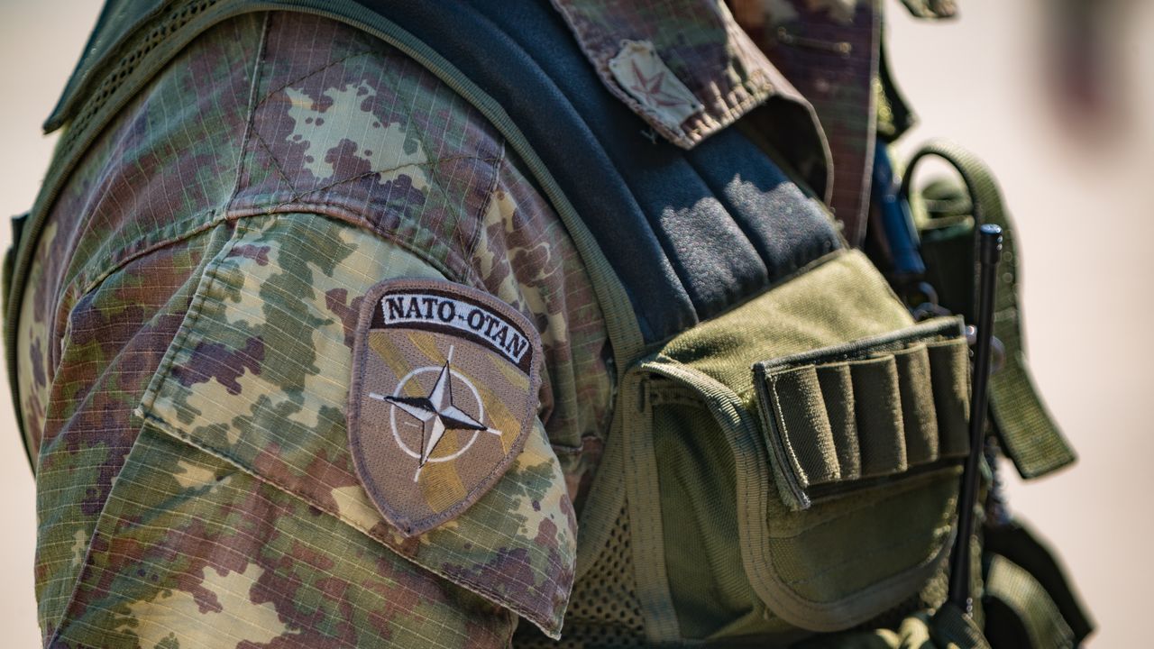 Nato-Palantir, cosa sappiamo dell’accordo per adottare il sistema americano di AI per le operazioni militari