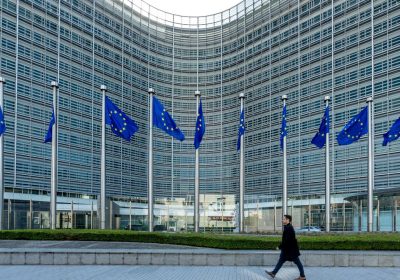 L’Ue darà telefoni usa e getta ai funzionari in viaggio verso gli Stati Uniti