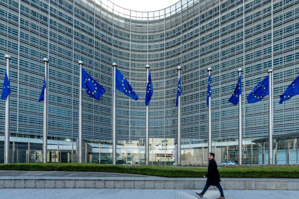 L’Ue darà telefoni usa e getta ai funzionari in viaggio verso gli Stati Uniti