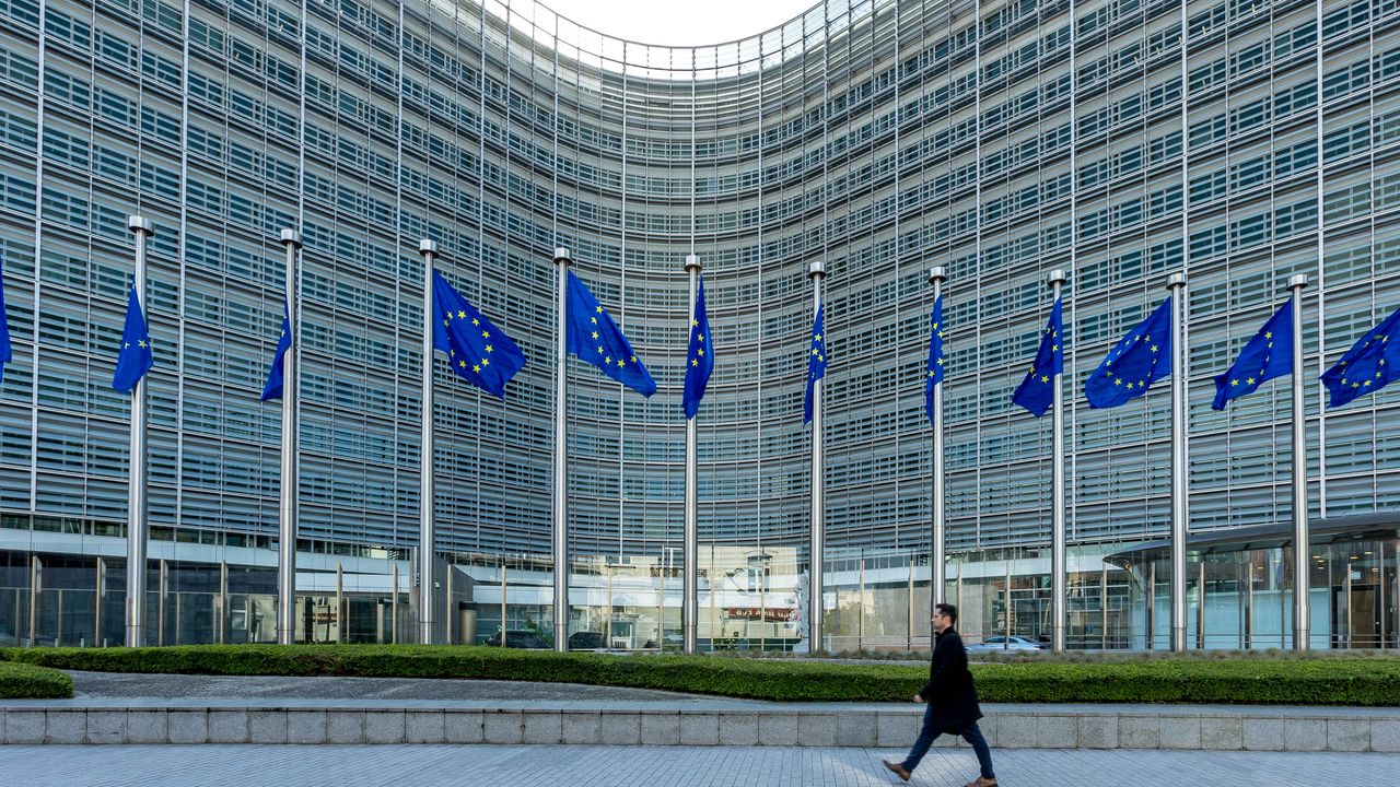 L’Ue darà telefoni usa e getta ai funzionari in viaggio verso gli Stati Uniti