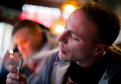 Cannabis nei Paesi Bassi, il progetto pilota per vendere solo quella legale nei coffee shop