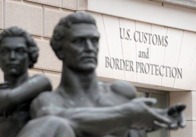 Il governo Trump ha chiesto a un cittadina americana di auto-espellersi dal paese