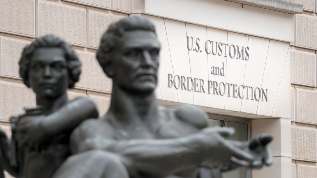 Il governo Trump ha chiesto a un cittadina americana di auto-espellersi dal paese