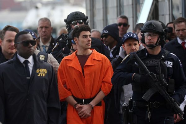 Luigi Mangione, gli Stati Uniti chiederanno la pena di morte per il giovane accusato dell’omicidio dell’ad di United Healthcare