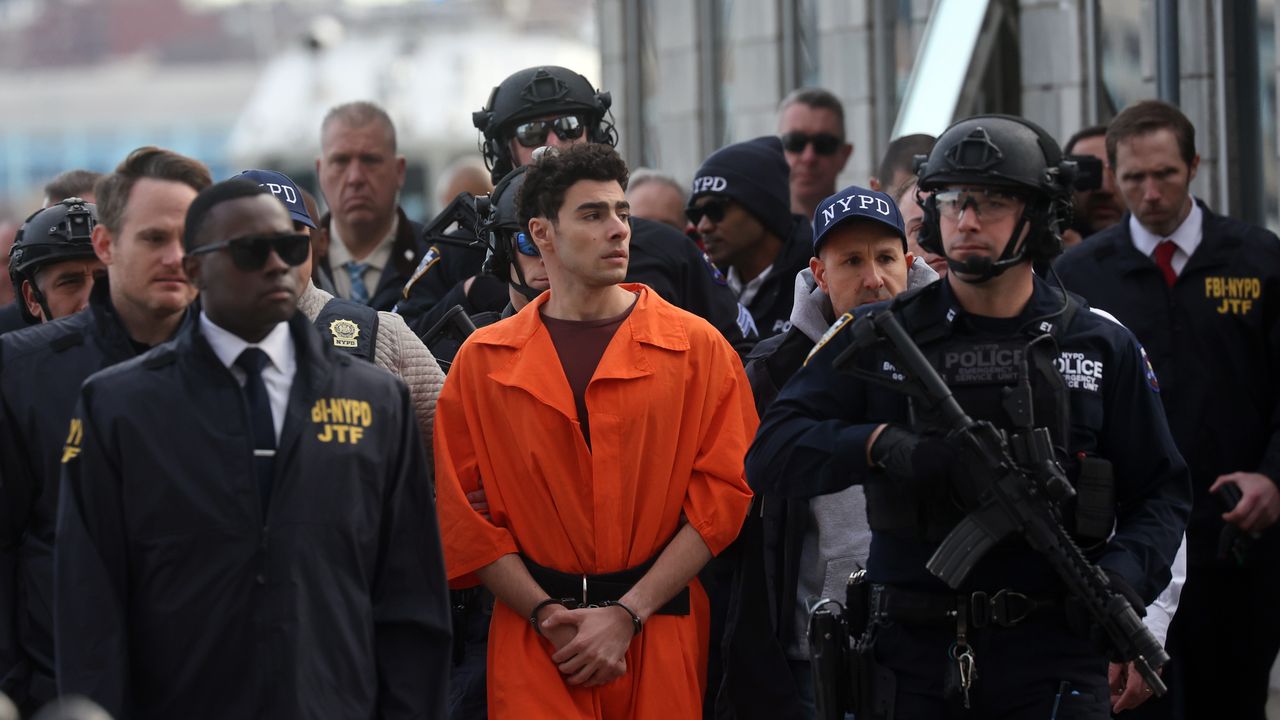 Luigi Mangione, gli Stati Uniti chiederanno la pena di morte per il giovane accusato dell’omicidio dell’ad di United Healthcare