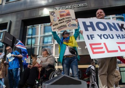 Le proteste contro Tesla stanno diventando un problema molto serio per Musk