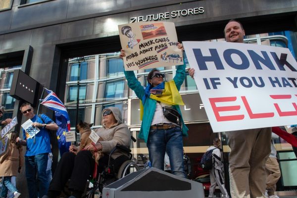 Le proteste contro Tesla stanno diventando un problema molto serio per Musk